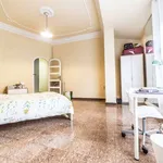 Rent a room of 330 m² in valencia