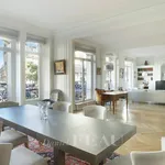 Rent 6 bedroom apartment of 210 m² in Paris