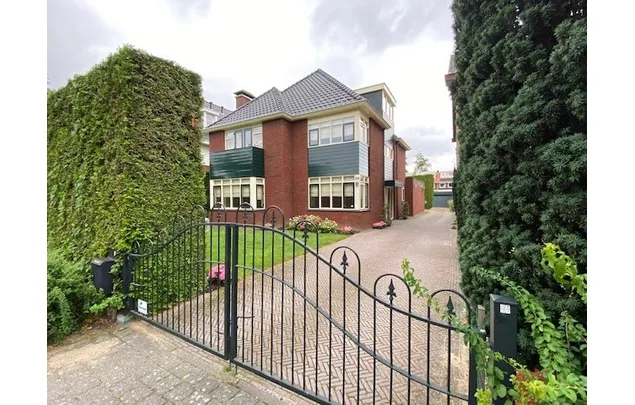 Huur 8 slaapkamer huis van 300 m² in Amstelveen