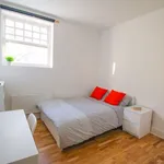 Rent 3 bedroom apartment in Leeds