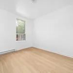 Appartement de 990 m² avec 5 chambre(s) en location à Montreal