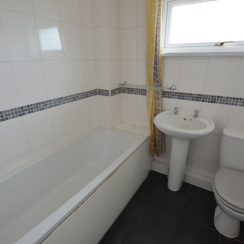 3 bedroom property to let in Laburnum Grove, Killamarsh, Sheffield, S21 - £950 pcm Halfway
