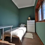 Rent a room of 60 m² in Porto