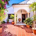 Rent 4 bedroom house of 800 m² in Marbella