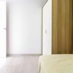 Rent 4 bedroom apartment of 55 m² in barcelona