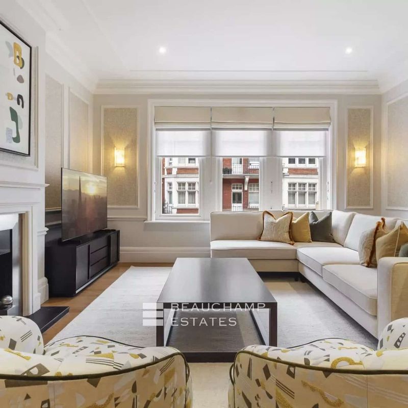 A contemporary, fully furnished apartment a short walk from Hyde Park. Duke Street