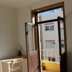 Rent a room of 300 m² in Porto