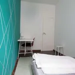 Rent a room of 100 m² in lisbon