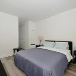 Rent 2 bedroom apartment in Manhattan