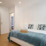 Rent a room of 80 m² in porto