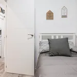 Rent 4 bedroom apartment of 95 m² in Barcelona