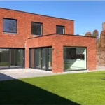 Moderne vrijstaande woning met tuin in een rustige omgeving.