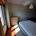 Rent a room of 100 m² in Loures