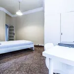 Rent a room of 330 m² in valencia