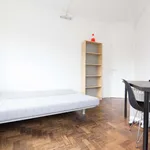 Rent a room of 100 m² in lisbon