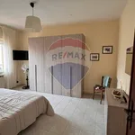 Affitto 4 camera appartamento di 77 m² in Pozzuoli