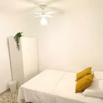 Rent a room of 100 m² in Sevilla