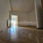 Affitto 5 camera appartamento di 243 m² in Palermo