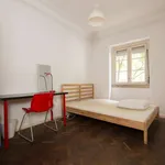 Rent a room of 100 m² in lisbon