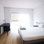 Rent a room of 150 m² in porto