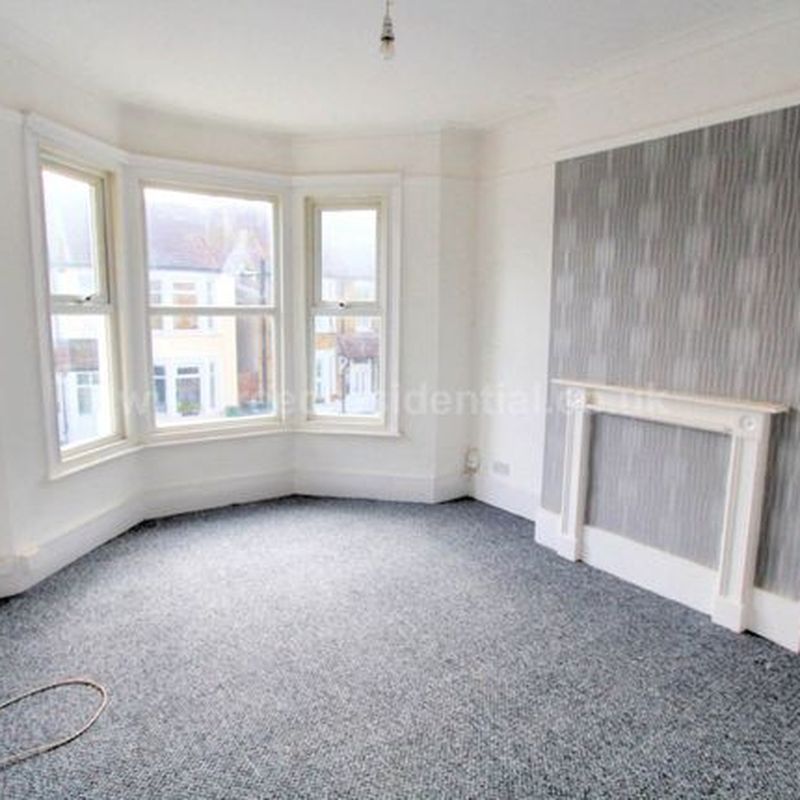 Flat to rent in St Marys Road, Southend On Sea SS2