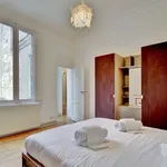 Rent 4 bedroom apartment of 2153 m² in Bordeaux