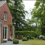 Au bout d'une longue étendue de tilleuls se trouve cette villa de 4 chambres avec un très beau séjour et de très belles terrasses. Il est situé dans un parc arboré de 4 hectares, à proximité