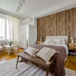 Rent a room of 190 m² in madrid