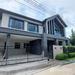 Rent 3 bedroom house of 352 m² in Bangkok