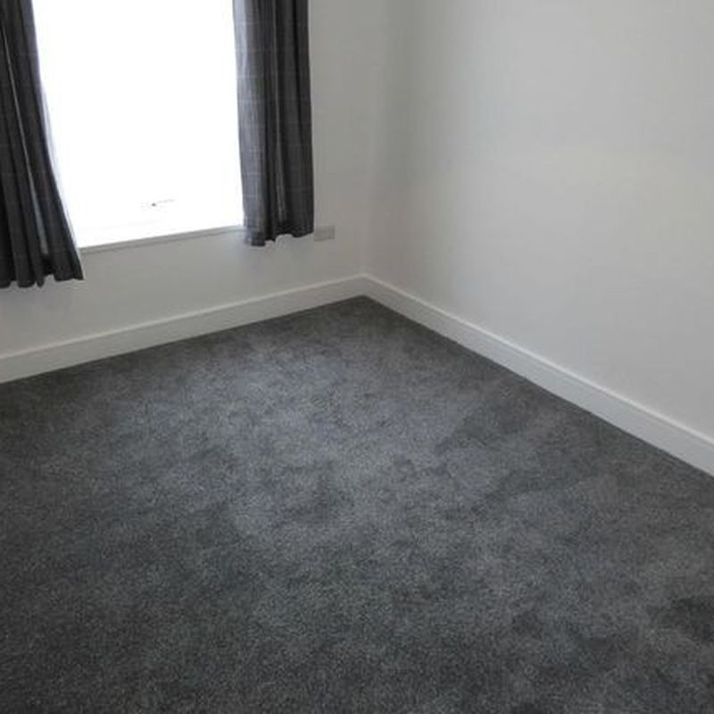 Flat to rent in The Knowl, Mirfield WF14