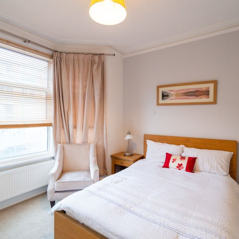 room in Hamilton Road, Reading