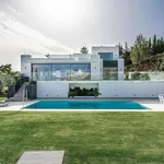 Rent 5 bedroom house of 320 m² in Marbella