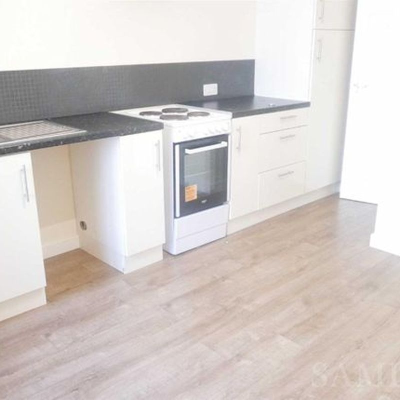 Flat to rent in Market Place, Willenhall WV13