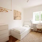 Rent a room of 250 m² in lisbon