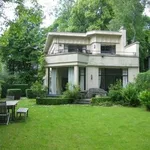 Quartier Cavell/Montjoie, magnifique villa de style Art Deco de +/- 350m2 habitable. Elle se compose de 5 chambres, d'un hall, d'un séjour (60m²) avec feu ouvert, d'un salon télé, d'une salle à