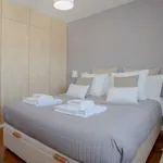 Rent 5 bedroom apartment of 100 m² in Porto