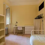 Rent a room of 100 m² in lisbon