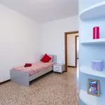 Rent a room of 100 m² in milan