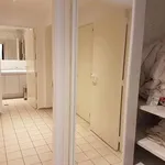 Quartier Châtelain
L’appartement près du quartier du Châtelain, à 5 minutes de la place Stéphanie et de l’avenue Louise est entièrement meublé dans un style luxueux avec un revêtement de