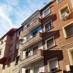 Rent a room of 90 m² in Zaragoza