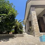 Rent 3 bedroom house of 260 m² in Lequile