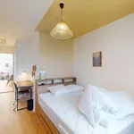 Rent a room of 618 m² in Suresnes