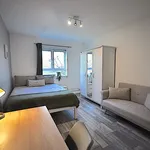 Rent 4 bedroom flat in London