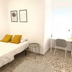 Rent a room of 100 m² in Sevilla