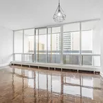 Appartement de 699 m² avec 4 chambre(s) en location à Toronto