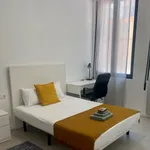 Rent 5 bedroom apartment of 40 m² in Valencia