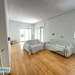 Affitto 4 camera appartamento di 150 m² in Naples