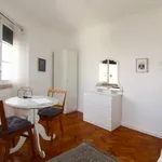 Rent a room of 200 m² in Lisbon