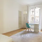 Rent 6 bedroom apartment of 210 m² in Paris