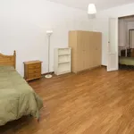 Rent a room of 270 m² in madrid